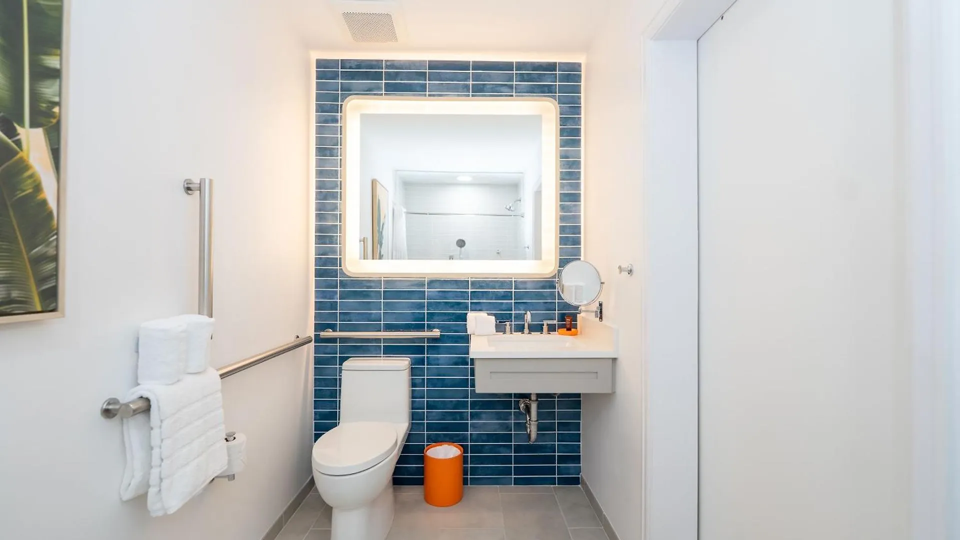 Sunshine Suites Resort West Bay Hotel