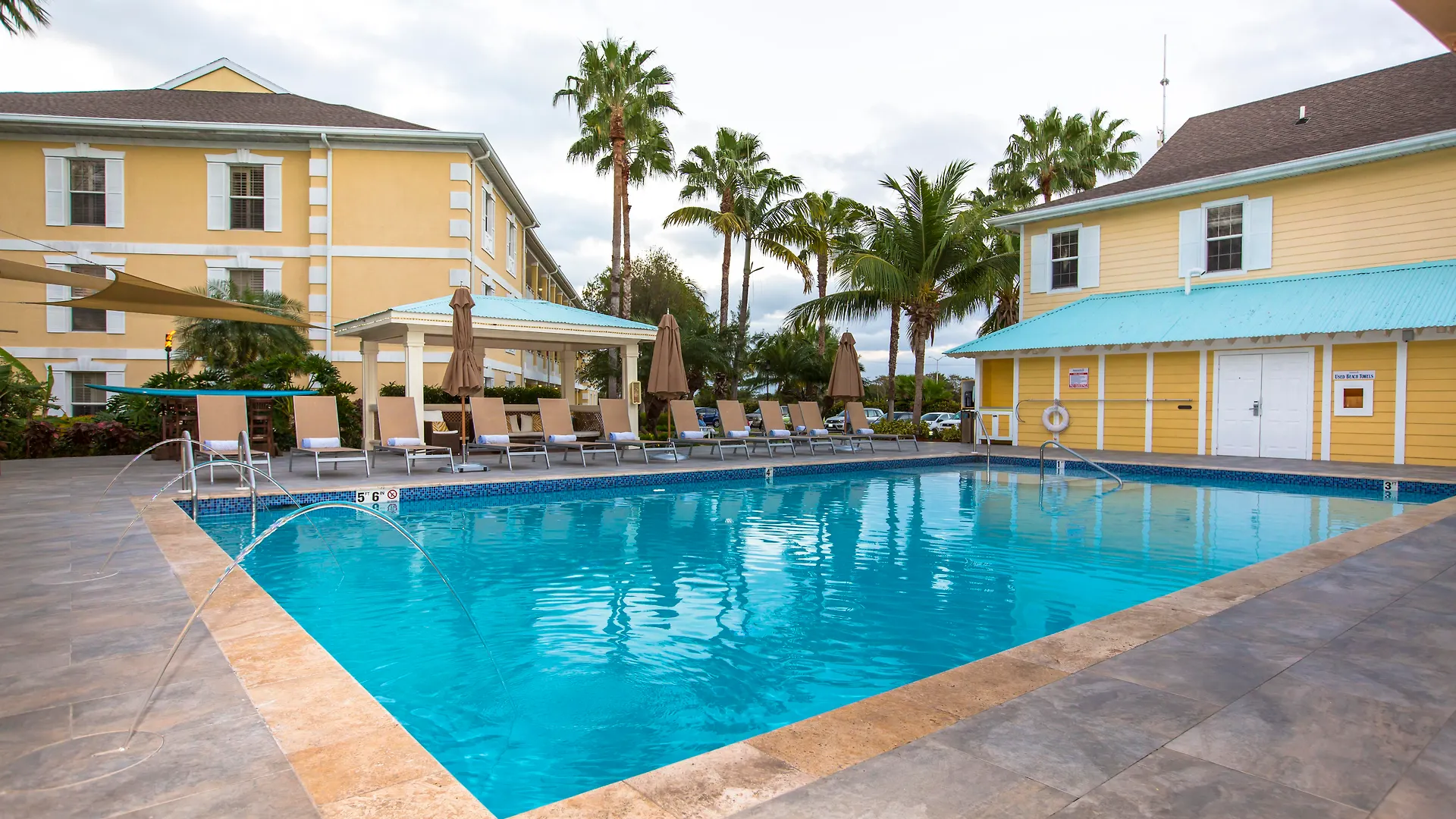 Sunshine Suites Resort West Bay 4*,