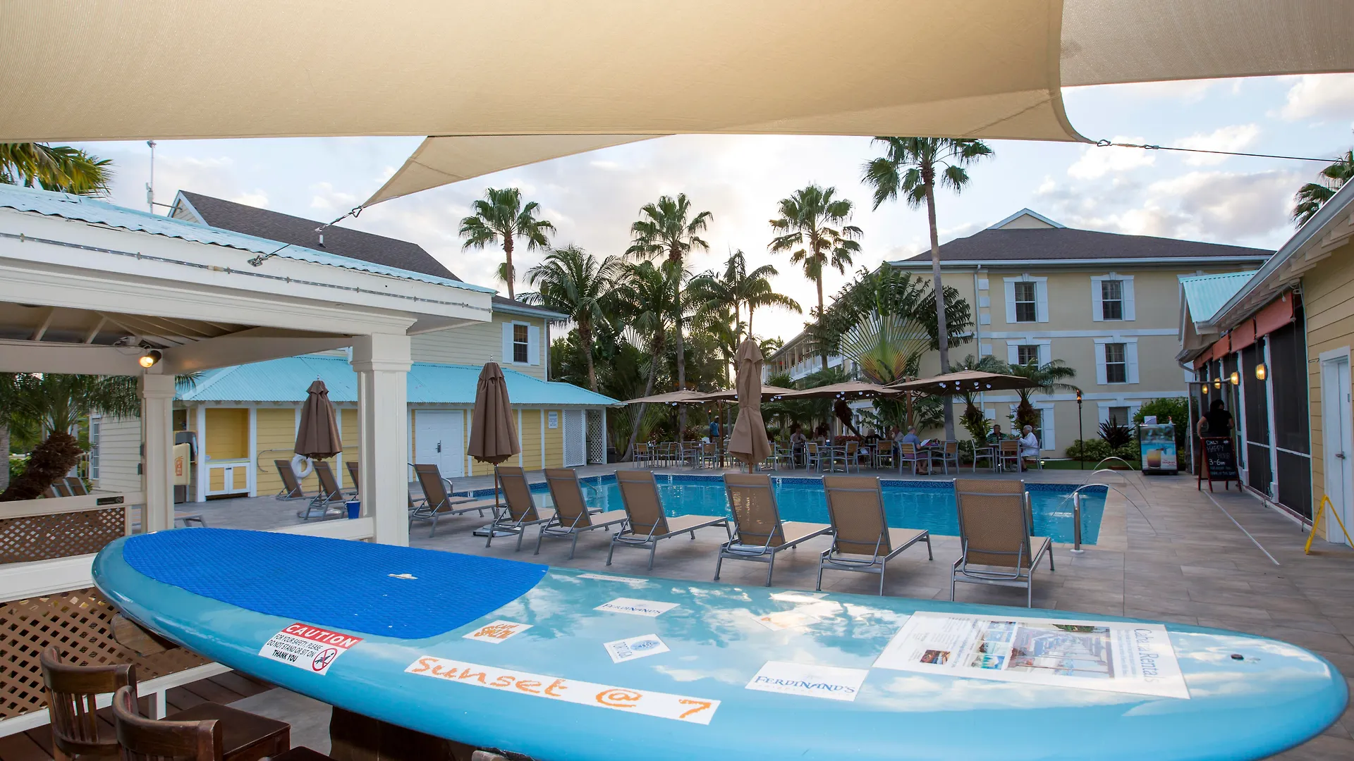 Sunshine Suites Resort West Bay 4*,