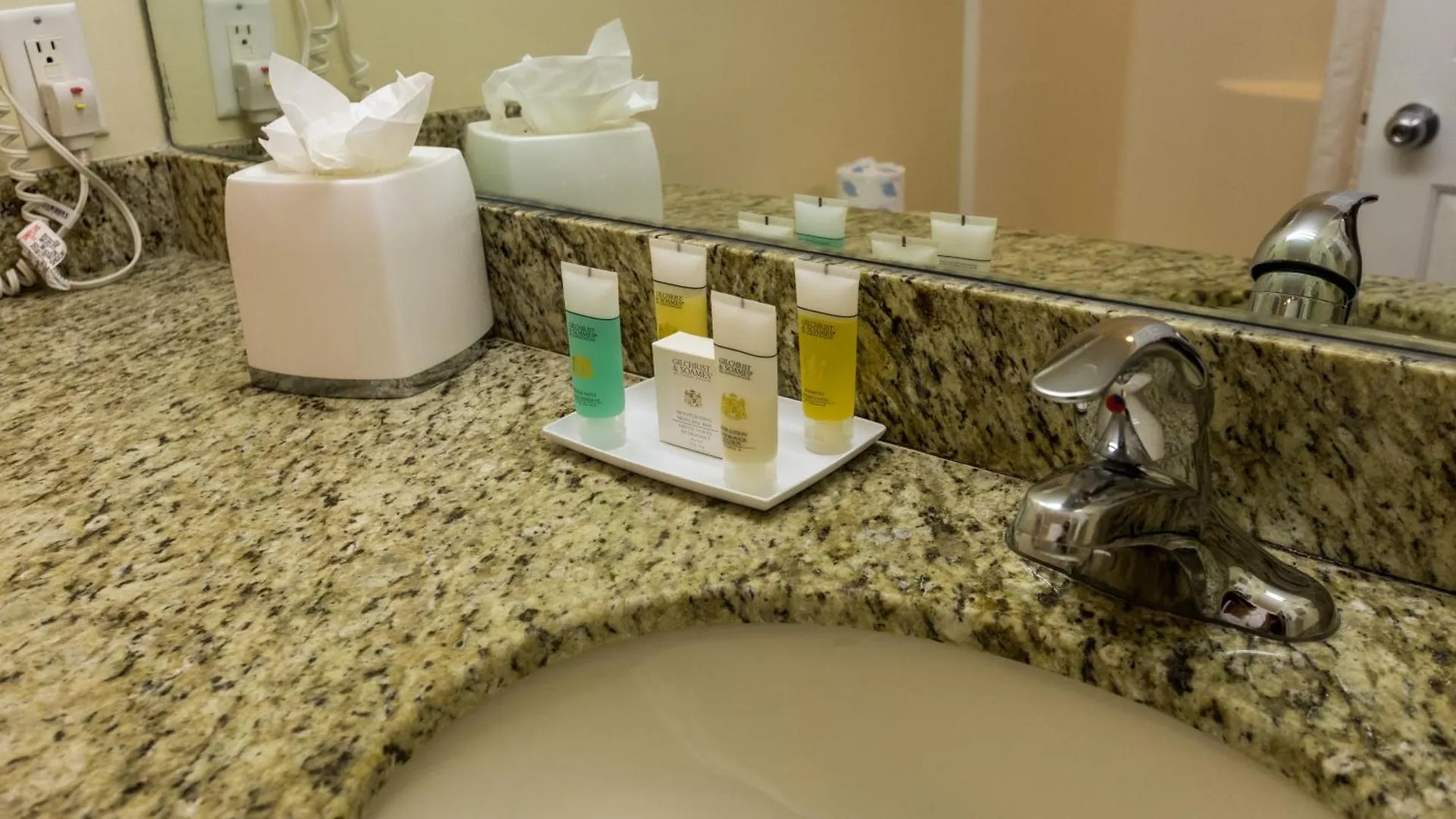 Sunshine Suites Resort West Bay Hotel